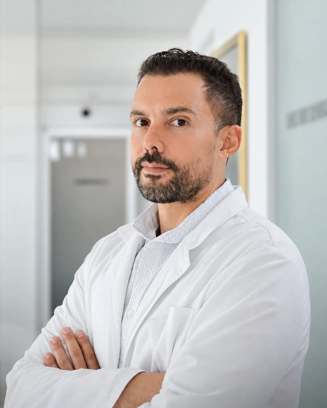 Doctor Luis Aguilar en la clínica